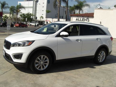 Used 2018 Kia Sorento FWD image 3