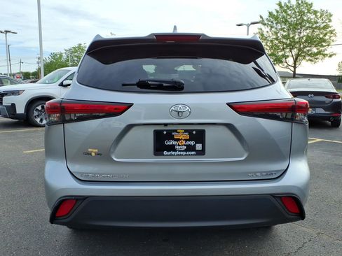 Used 2023 Toyota Highlander XLE AWD/4WD image 12