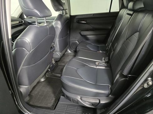 Used 2022 Toyota Highlander XLE AWD/4WD image 18