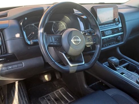 Used 2022 Nissan Pathfinder SV image 3