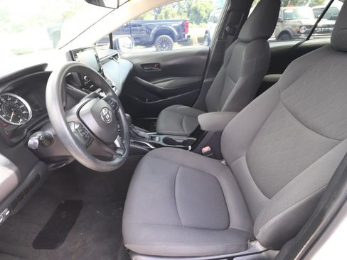 Used 2022 Toyota Corolla LE FWD image 2