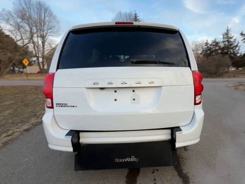 Used 2019 Dodge Grand Caravan SE image 4