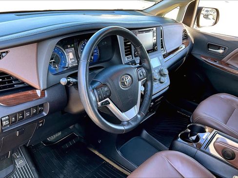Used 2019 Toyota Sienna Limited Premium image 17