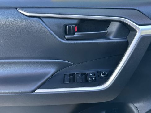 Used 2019 Toyota RAV4 LE AWD/4WD image 12