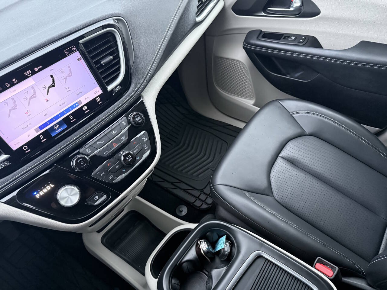 Used 2023 Chrysler Pacifica Touring-L AWD/4WD image 26