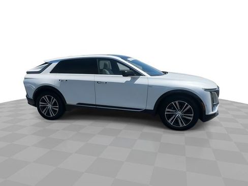 Certified 2024 Cadillac Lyriq Luxury AWD/4WD image 9