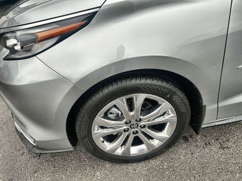 Used 2023 Toyota Sienna Platinum FWD image 16
