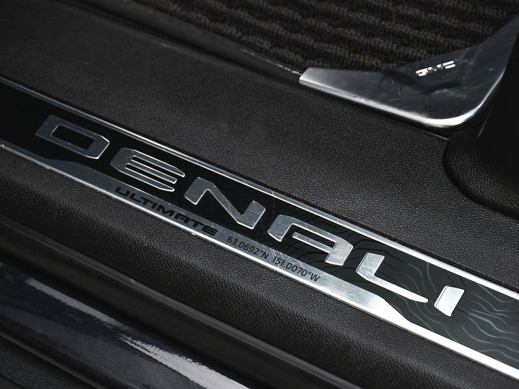 Used 2025 GMC Yukon XL Denali Ultimate AWD/4WD image 12