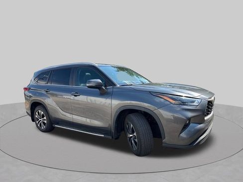 Used 2023 Toyota Highlander XLE FWD image 12