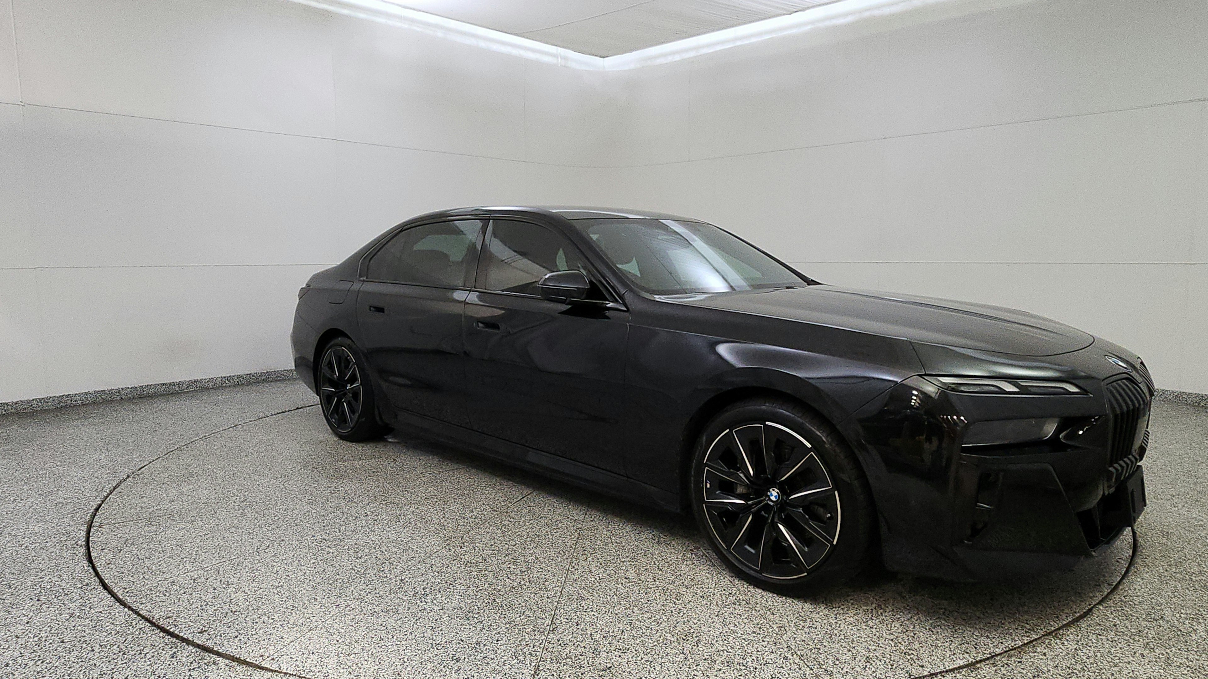 Used 2023 BMW i7 xDrive60 AWD/4WD image 1