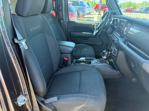 Used 2018 Jeep Wrangler Unlimited Sahara w/ Dual Top Group AWD/4WD image 6
