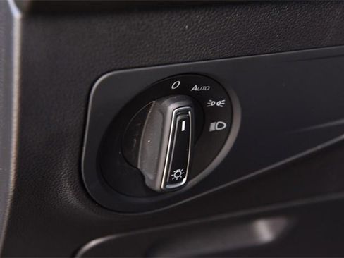 Certified 2024 Volkswagen Tiguan SE image 11