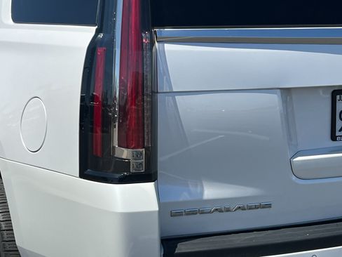 Used 2020 Cadillac Escalade Luxury AWD/4WD image 30