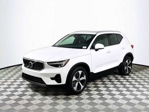 Used 2025 Volvo XC40 B5 Plus image 3