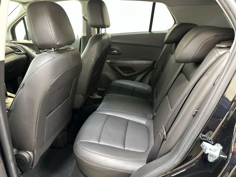 Used 2022 Chevrolet Trax LT w/ Premium Seat Package AWD/4WD image 19