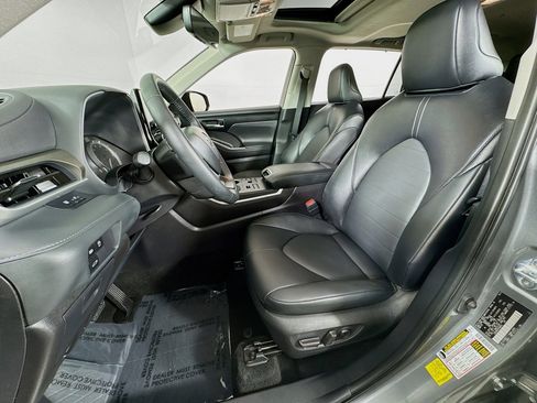 Certified 2025 Toyota Highlander XLE image 12