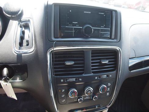 Used 2016 Dodge Grand Caravan SE FWD image 11