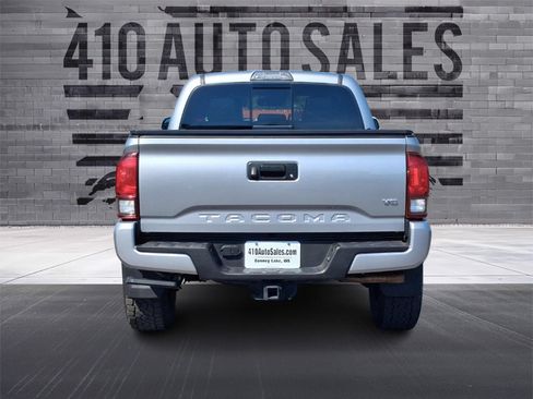 Used 2018 Toyota Tacoma TRD Sport AWD/4WD image 4