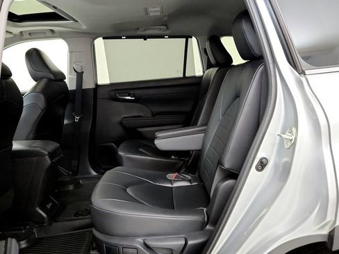 Used 2023 Toyota Highlander XLE AWD/4WD image 21