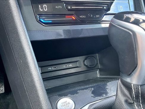 Used 2022 Volkswagen Tiguan SE AWD/4WD image 32