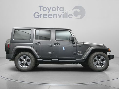 Used 2017 Jeep Wrangler Unlimited Sahara w/ Connectivity Group AWD/4WD image 17
