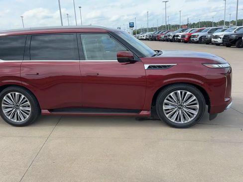 Used 2025 INFINITI QX80 Sensory AWD/4WD image 2