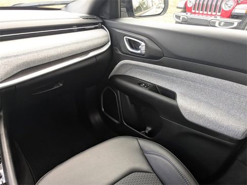 Certified 2025 Jeep Compass Latitude image 16