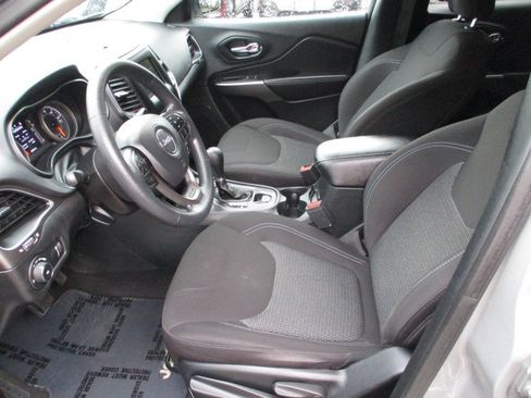 Used 2019 Jeep Cherokee Latitude w/ Popular Appearance Group AWD/4WD image 5