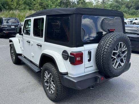 Used 2025 Jeep Wrangler Unlimited Sahara AWD/4WD image 7