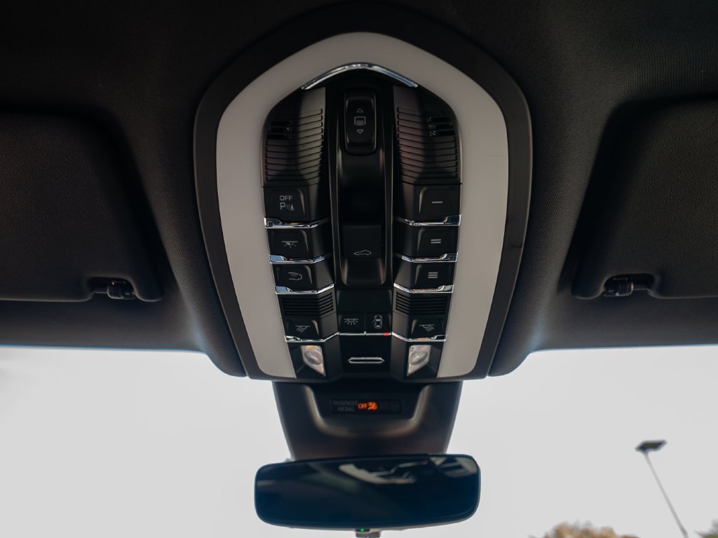 Certified 2023 Porsche Macan AWD/4WD image 20