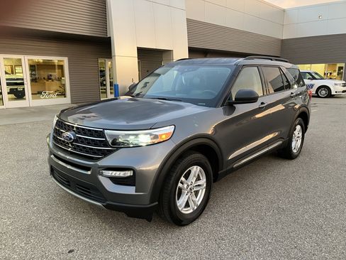 Used 2023 Ford Explorer XLT w/ Equipment Group 202A image 2