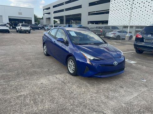 Used 2016 Toyota Prius Three image 2