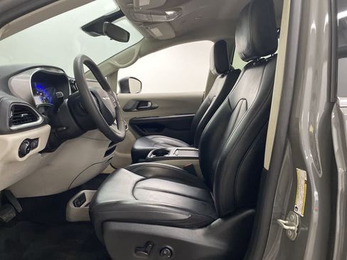Used 2023 Chrysler Pacifica Touring-L image 12