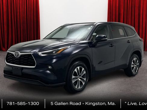 Used 2024 Toyota Highlander XLE AWD/4WD image 1
