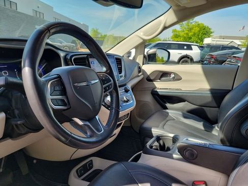 Used 2021 Chrysler Pacifica Touring-L w/ Premium & Safety Sphere Group FWD image 13