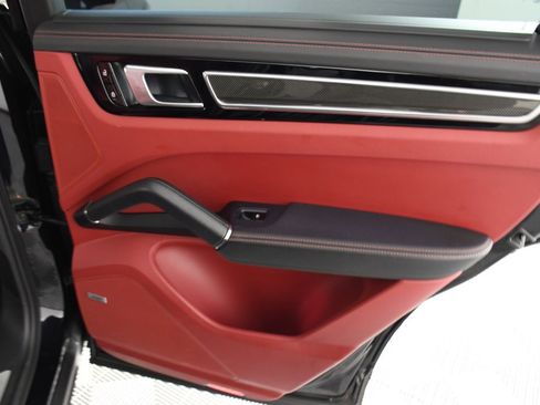 Used 2020 Porsche Cayenne S image 21