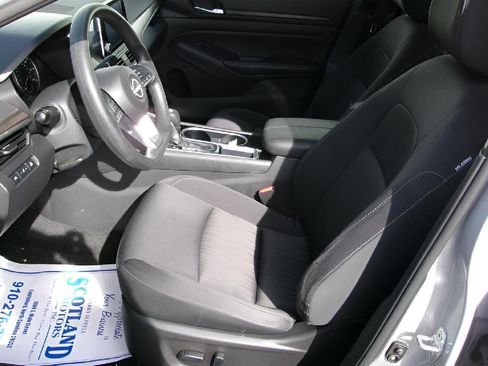 Used 2024 Nissan Altima 2.5 SV image 13