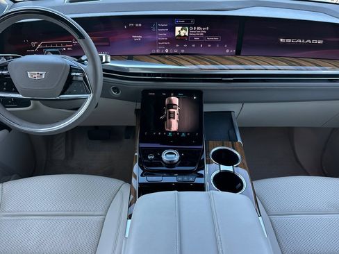 Certified 2025 Cadillac Escalade ESV Premium Luxury Platinum AWD/4WD image 15