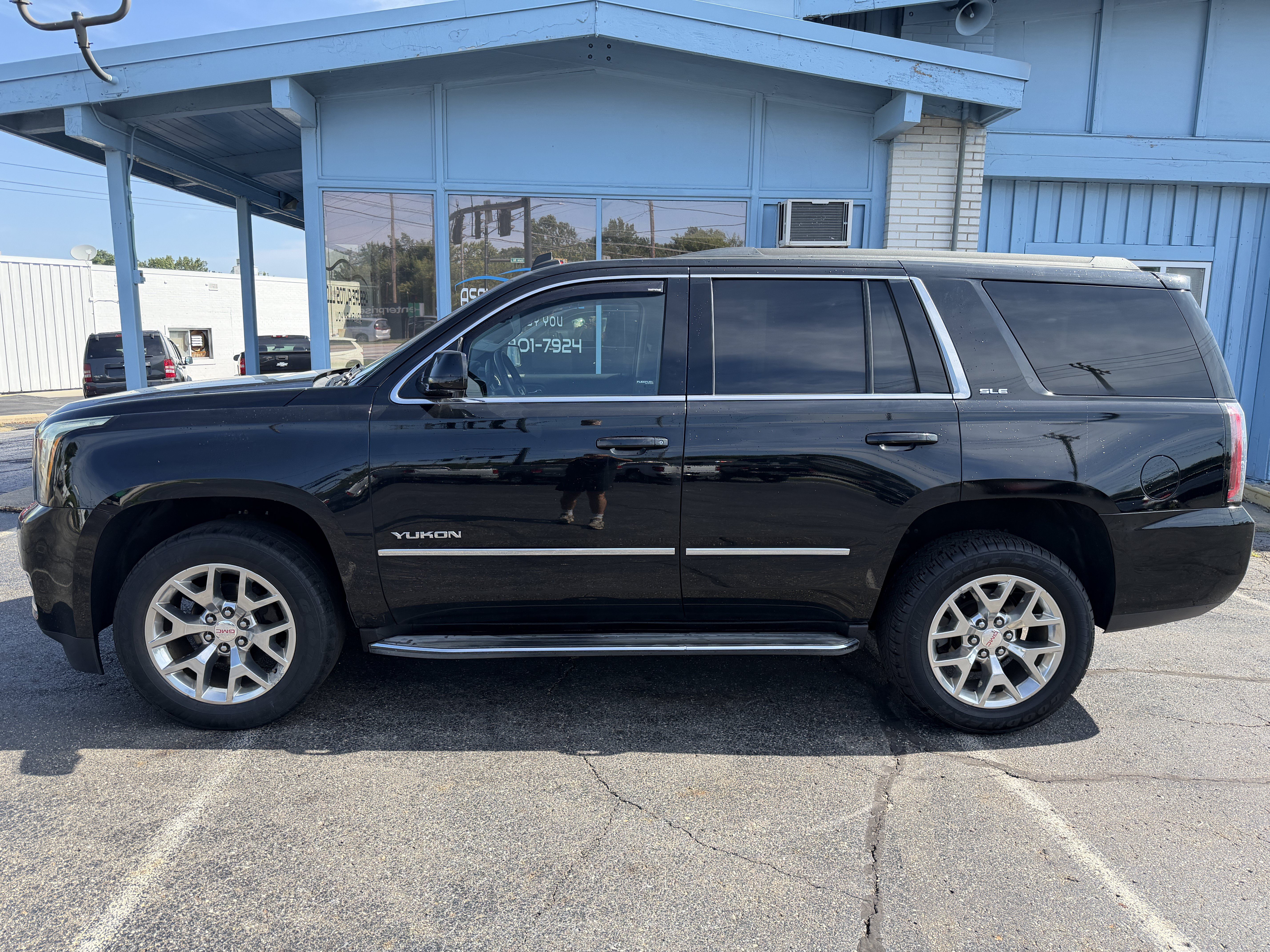 Used 2015 GMC Yukon SLE w/ Convenience Package AWD/4WD image 2