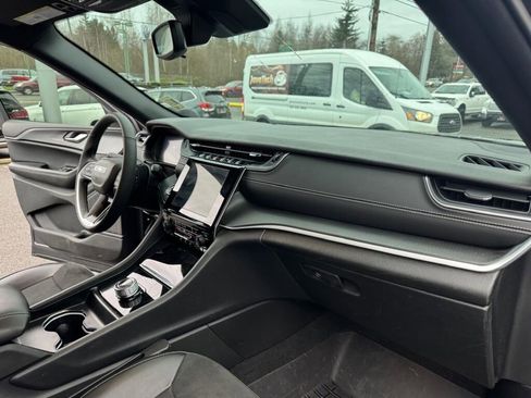 Used 2024 Jeep Grand Cherokee Altitude image 15