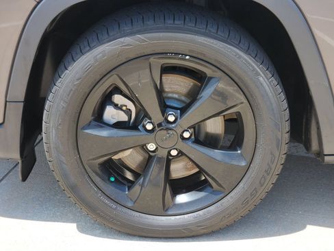 Used 2019 Jeep Cherokee Latitude Plus FWD image 12