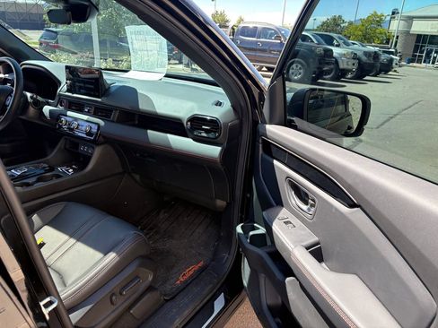 Used 2025 Honda Pilot TrailSport image 29