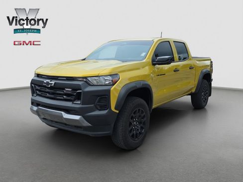 Used 2023 Chevrolet Colorado Trail Boss w/ Technology Package AWD/4WD image 3