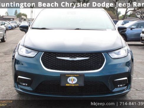 Used 2023 Chrysler Pacifica Touring-L image 2