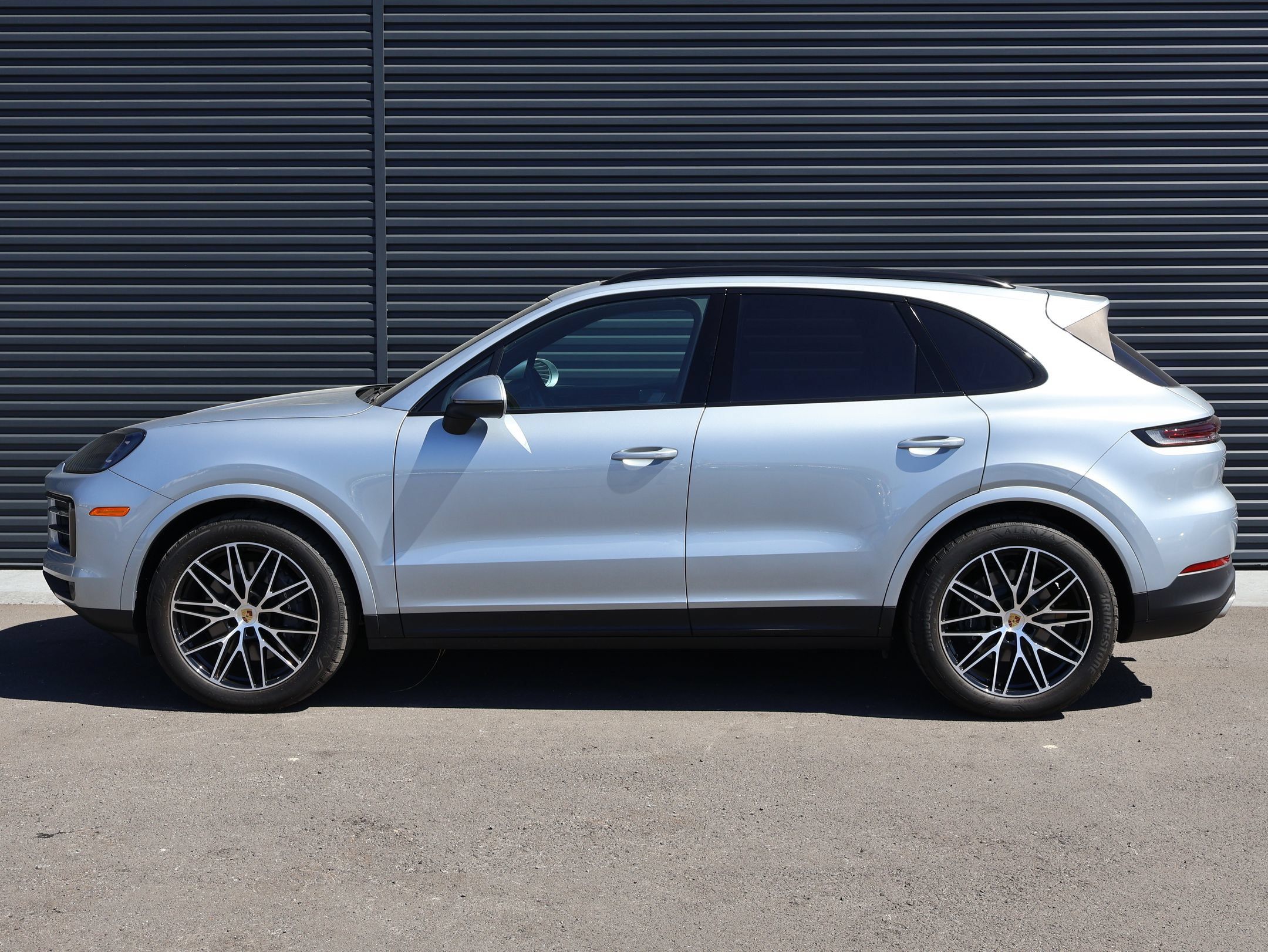 Used 2024 Porsche Cayenne AWD/4WD image 2