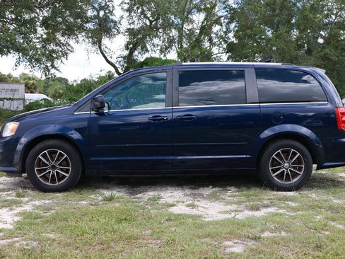 Used 2017 Dodge Grand Caravan SXT FWD image 3