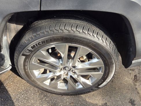 Used 2021 Toyota RAV4 XLE Premium FWD image 4