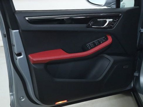 Used 2025 Porsche Macan image 18