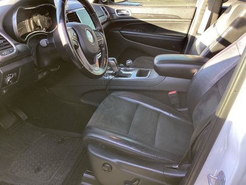 Used 2020 Jeep Grand Cherokee Altitude RWD image 9
