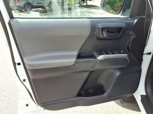 Used 2020 Toyota Tacoma SR5 AWD/4WD image 16